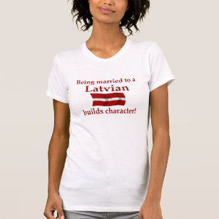 Latvian errichtet Charakter T-Shirt