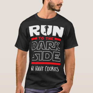 Lauf zur dunklen Seite, wir haben Kekse  T-Shirt