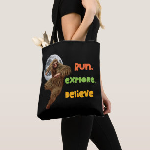 Laufen, erkunden, glauben Sie an den Funny Bigfoot