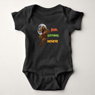 Laufen, erkunden, glauben Sie an den Funny Bigfoot Baby Strampler