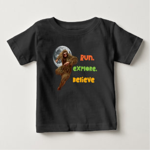 Laufen, erkunden, glauben Sie an den Funny Bigfoot Baby T-shirt