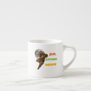 Laufen, erkunden, glauben Sie an den Funny Bigfoot Espressotasse