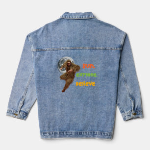 Laufen, erkunden, glauben Sie an den Funny Bigfoot Jeansjacke