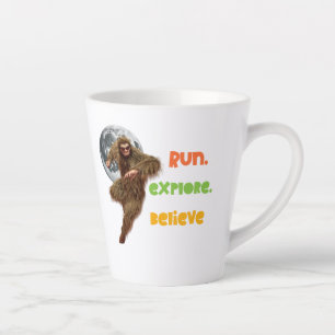 Laufen, erkunden, glauben Sie an den Funny Bigfoot Milchtasse