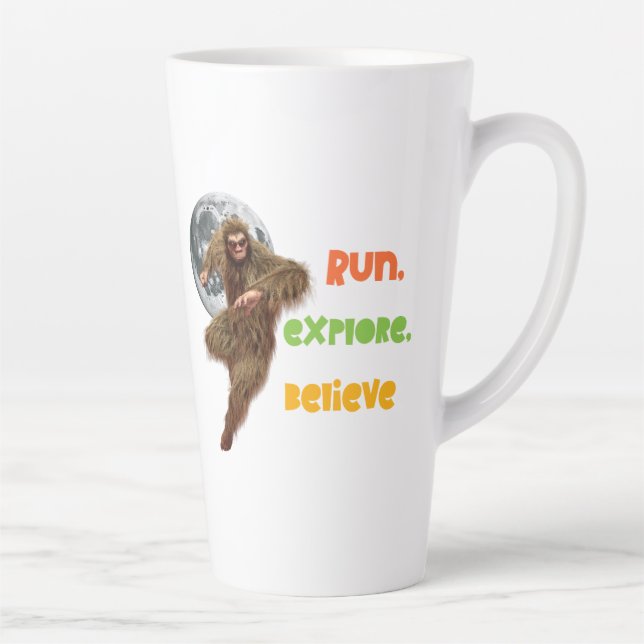 Laufen, erkunden, glauben Sie an den Funny Bigfoot Milchtasse (Rechts)