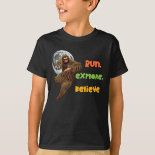 Laufen, erkunden, glauben Sie an den Funny Bigfoot T-Shirt