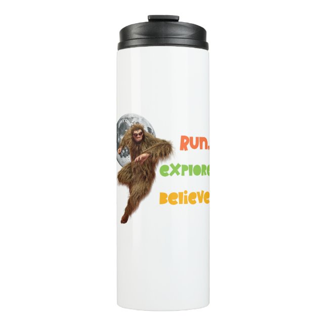 Laufen, erkunden, glauben Sie an den Funny Bigfoot Thermosbecher (Vorderseite)