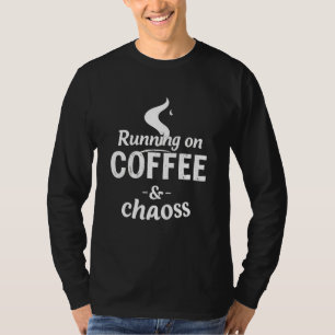 Laufend auf Kaffee und chaotischer verzerrter Typo T-Shirt
