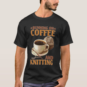 Laufend auf Kaffee und Strickgarn Häkelnde Hobbys T-Shirt