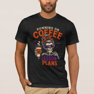 Laufend auf Kaffee Unterrichtspläne Lehrer Hallowe T-Shirt