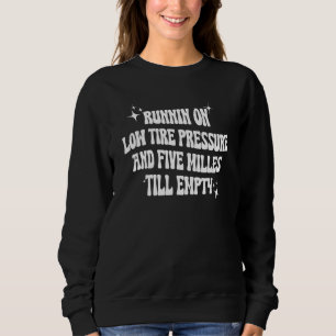 Laufend bei niedrigem Reifendruck und fünf Meilen Sweatshirt