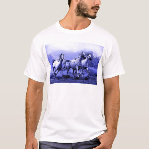 Laufende Pferde und blauer Mondlicht T-Shirt