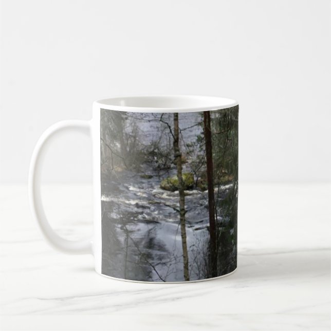 Laufende Wasserlandschaft in Finnland Kaffeetasse (Links)