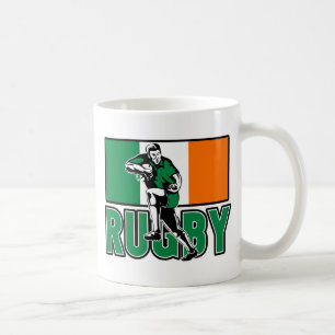 laufender Ball des Rugbyspielers, der Tasse