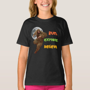 Laufender Sasquatch Abenteuer Glaubensdesign T-Shirt