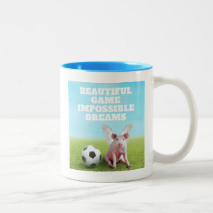 Laufendes rosa fliegendes Schwein Fußball lustig i Zweifarbige Tasse
