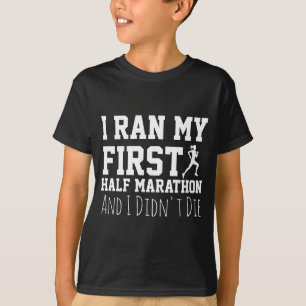 Läufer beim ersten Halbmarathon Lustiges Laufen zu T-Shirt