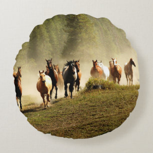 Laufpferde auf der Ranch von Montana Rundes Kissen