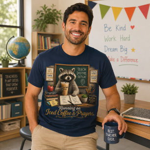 Läuft auf Eiskaffee und Gebeten Waschbär-Lehrer T-Shirt