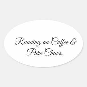 Läuft auf Kaffee & purer Chaos. Ovaler Aufkleber