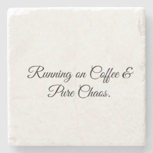 Läuft auf Kaffee & purer Chaos. Steinuntersetzer