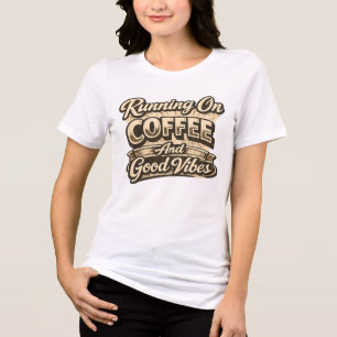 Läuft auf Kaffee und guter Laune Vintage-Typograph Tri-Blend Shirt