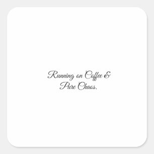 Läuft auf Kaffee und purer Chaos. Quadratischer Aufkleber