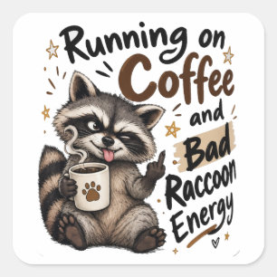Läuft auf Kaffee und schlechter Waschbär-Energie A Quadratischer Aufkleber