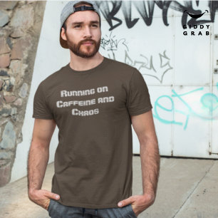 Läuft auf Koffein & Chaos Lustiges Charakter-Zitat T-Shirt