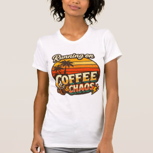 Läuft mit Kaffee & Chaos Lustiges Zitat T-Shirt