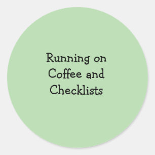 Läuft mit Kaffee und Checklisten Runder Aufkleber