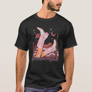 Läuft mit Träumen und Benzin Grafik Cowgirl Stiefe T-Shirt