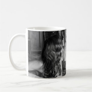 Laughing Girls: stilvolles schwarz-weißes Foto Kaffeetasse