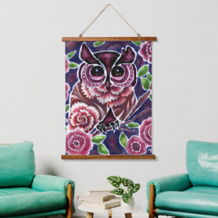 Launenhafte Eule auf blühendem Ast Rosa Blau Wandteppich Mit Holzrahmen
