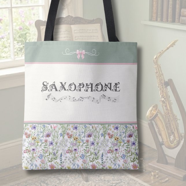 Launige Wildblumen-Saxophon-Accessoire-Tasche (Floral Saxophone Musician Tote Bag in a Sunlit Sage Green Cottagecore Interior)