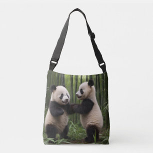 Launische Wunder: Baby Pandas spielen im Wald Tragetaschen Mit Langen Trägern
