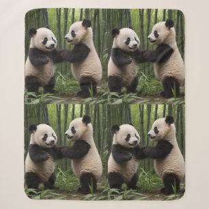 Launische Wunder: Babypandas spielen im Wald, Sherpadecke