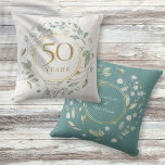 Laurel Garland Imitate Gold 50 Hochzeitstag Kissen<br><div class="desc">Entworfen,  um mit unserer Laurel Garland golden Hochzeitskollektion zu koordinieren. Ein dekoratives Lorbeergarland umkreist eine goldene Folienabdeckung aus Imitaten,  die einen Text aus 50 Jahren Jubiläum enthält. Auf der Rückseite befindet sich das Set der verheirateten Paarnamen in einem passenden Blumengarten und Imitaten mit Goldfolie. Entwickelt von Thisisnotme©</div>