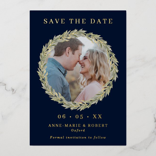 Laurel Wreath auf Navy Foto Wedding Save the Date Folieneinladung (Vorderseite)