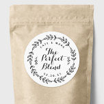 Laurel Wreath Die perfekte Blend-Gastgeschenk Hoch Runder Aufkleber<br><div class="desc">Maßgeschneiderte,  kreisförmige Gastgeschenk Hochzeit-Aufkleber/Etiketten mit "The Perfect Blend" umrahmt in handgezeichnet Lorbeerkranz. Personalisieren Sie mit Braut- und Bräutigam-/Paarnamen und Hochzeitstag für eine Touch des Stils auf Hochzeitskaffeestätten/Bohnen-Gefallen und Geschenke.</div>