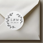 Laurel Wreath Wedding Monogram Runder Aufkleber<br><div class="desc">Maßgeschneiderte Hochzeitsaufkleber mit modernem rustikal handgezeichnet Kranz. Ideal für die Dekoration von Hochzeitsankündigungen,  Einladungen,  Geschenken und mehr!</div>