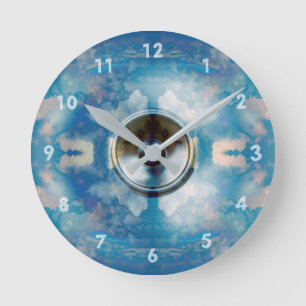 Lautsprecher der Musik und bewölkter Himmel Runde Wanduhr