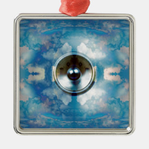 Lautsprecher der Musik und bewölkter Himmel Silbernes Ornament