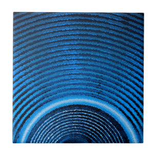 Lautsprecher mit blauer Musik und Schallwellen Fliese