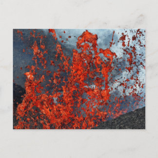 Lavastrom aus dem Krater des ausbrechenden Vulkans Postkarte