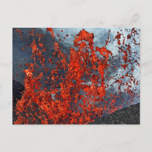 Lavastrom aus dem Krater des ausbrechenden Vulkans Postkarte (Vorderseite)
