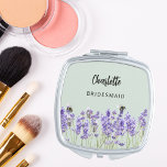 Lavatuilder violette Blüten Salbei grün Taschenspiegel<br><div class="desc">Ein schlauer grüner Hintergrund. Dekoriert mit Lavendel-Blume und Bienen Personalisieren und fügen Sie den Namen Ihrer Brautjungfrau. Schwarzes handgeschriebenes Stilskript.</div>