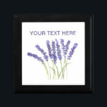 Lavendel Blume Aquarellkräuter lila schick Erinnerungskiste<br><div class="desc">Lavendel Blume Holzkiste. Kräuter. Garten. Kücheneinrichtung. Lila Blumen. Lavendel Dekor. Lavendelbemalung. Original Aquarellmalerei von Monika Howarth. Sie können es mit Ihrem Namen personalisieren.</div>