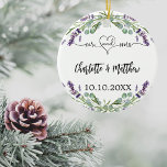 Lavendel-Blume Namen für neue Futterpflanzen Keramik Ornament<br><div class="desc">Dekoriert mit mehr mrs mit einem Herz. Weiß,  mit violetten Lavendel-Blume und Eukalyptusgrün dekoriert. Personalisieren und fügen Sie Ihre Namen und Ihr Hochzeitstermin. Schwarzer Text.</div>