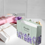 Lavendel Blume Salbei grüne Brautjungfrau Große Geschenktüte<br><div class="desc">Weiche grünen Hintergrund. Dekoriert mit Lavendel-Blume und Bienen Personalisieren und fügen Sie Ihren Bridesmade-Namen.</div>